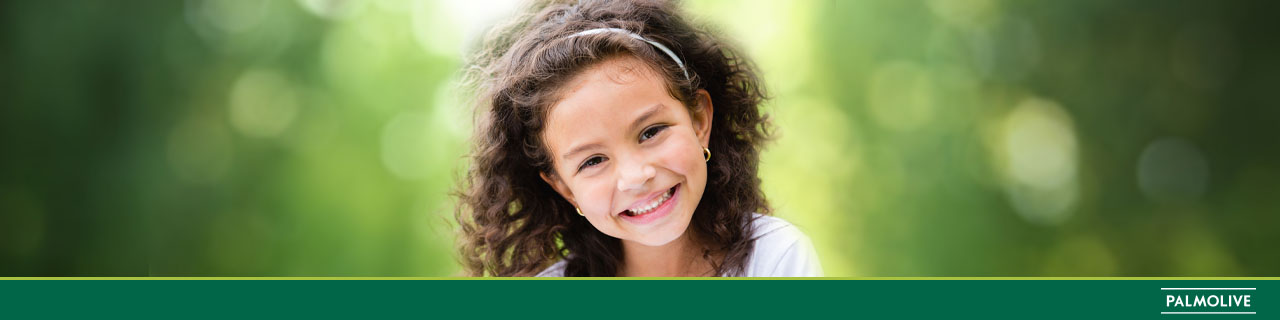 Cabelo cacheado infantil feminino em uma garotinha sorrindo