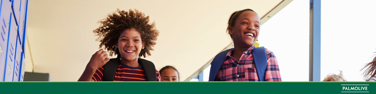 Três crianças sorrindo na foto com cabelo de criança diferentes