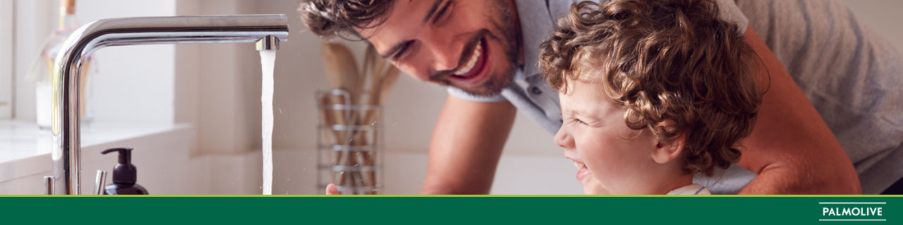 Pai ensinando filho a hidratar cabelo cacheado infantil 