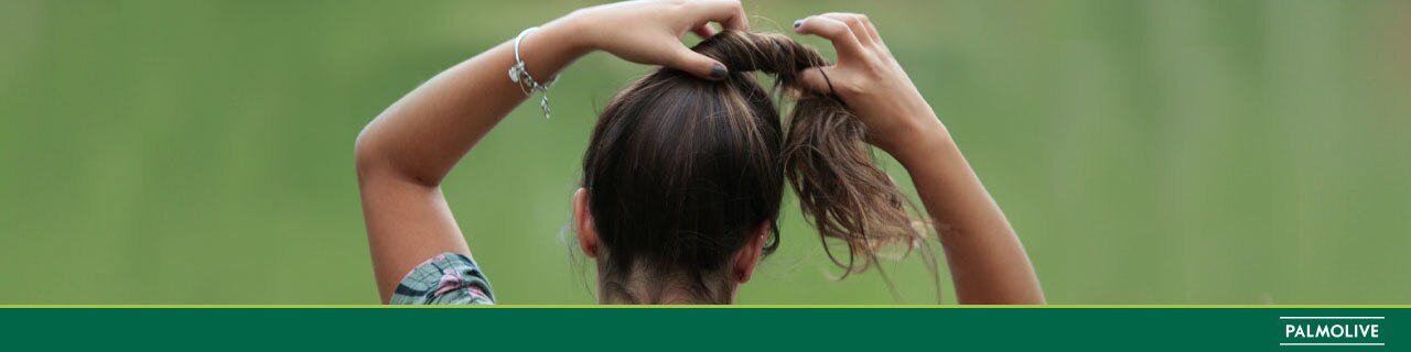 Menina com pontas ressecadas