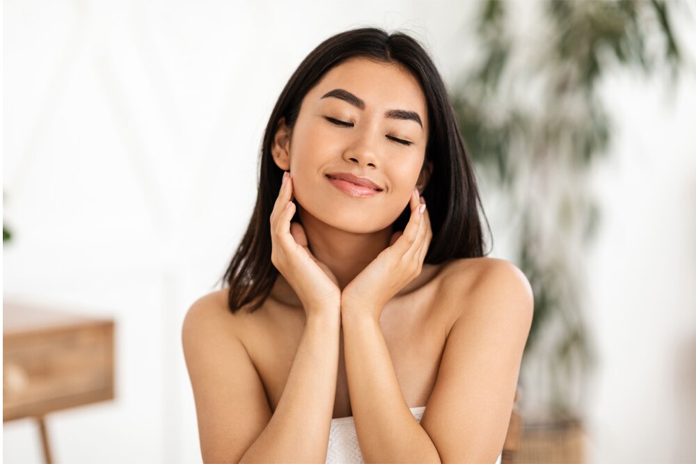 Mulher relaxada e feliz durante seu spa day