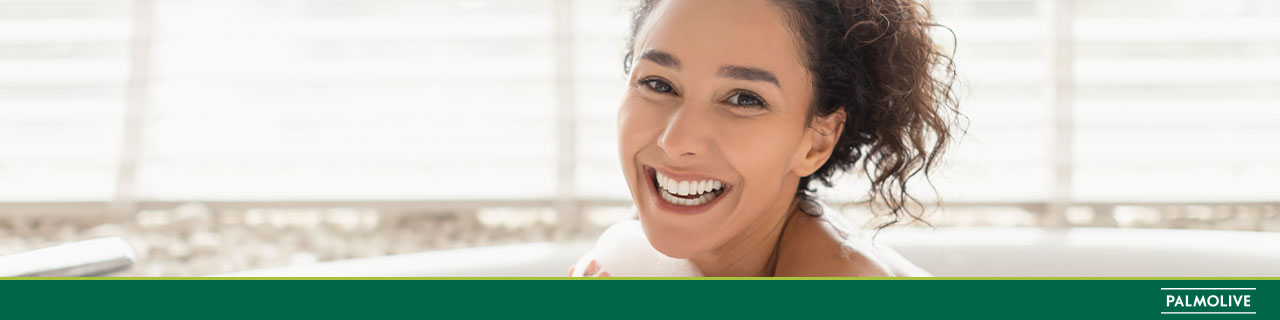 Pessoa usando shampoo para cabelo ressecado