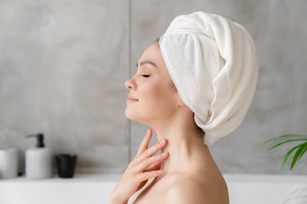 Mulher relaxando após um bom banho energizante