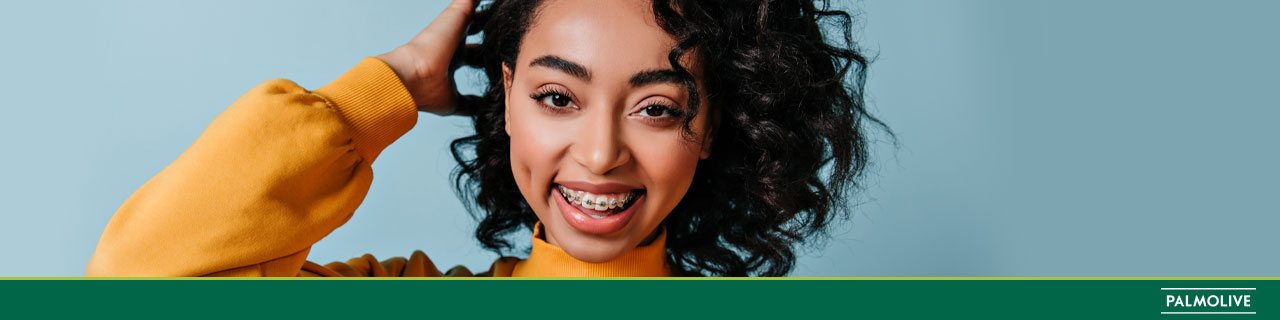Menina com cabelo curto feliz em estar seguindo seu cronograma capilar para crescimento