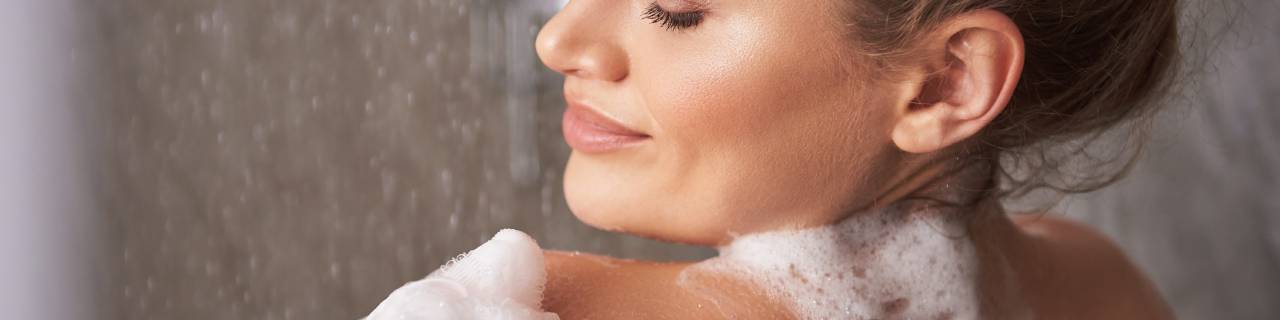 Mulher tomando banho relaxante após um dia de trabalho e usufruindo de todos os benefícios do sabonete esfoliante.