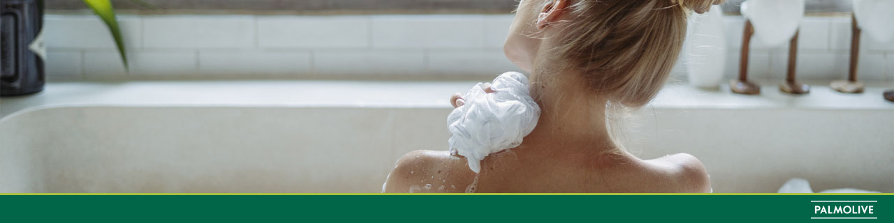 Mulher usando sabonete esfoliante para o corpo