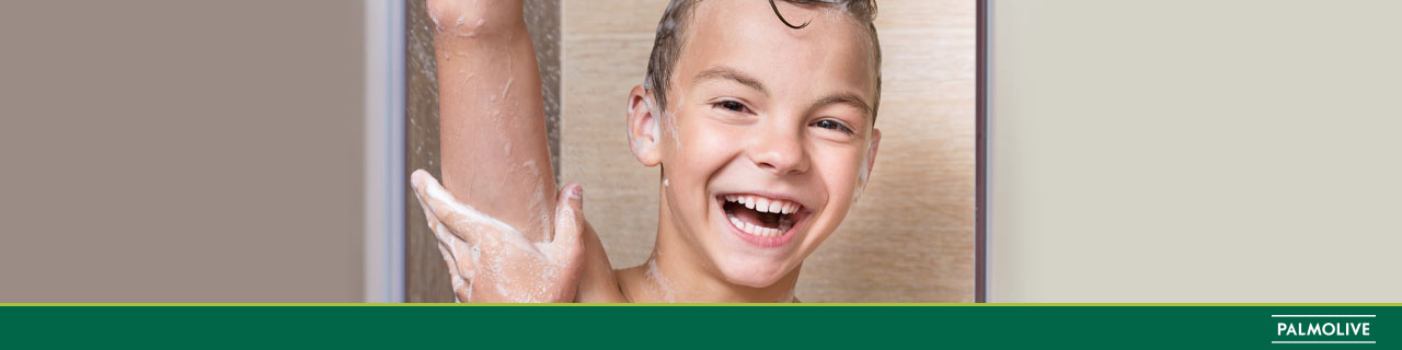 Criança tomando banho com sabonete infantil 