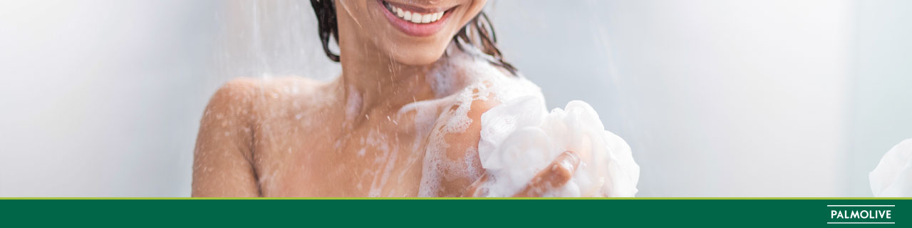 Mulher tomando banho com um sabonete líquido hidratante