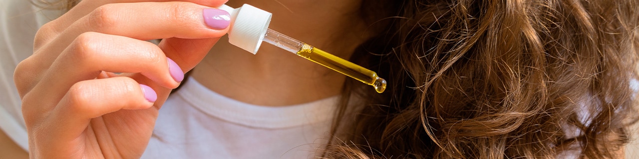 mulher lavando o cabelo realizando nutrição capilar