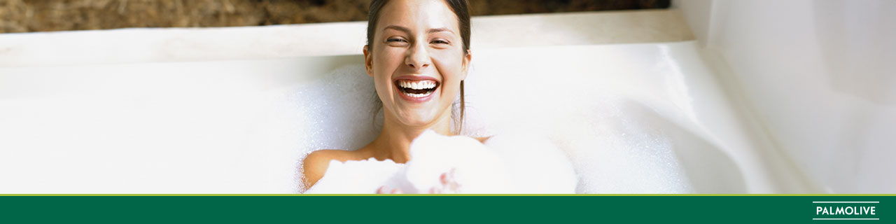 mulher tomando banho de banheira 