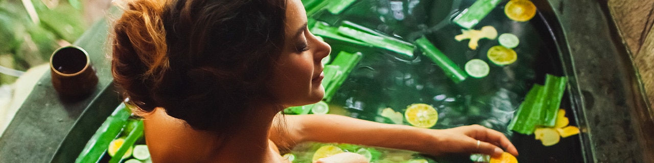 mulher fazendo banho de imersão