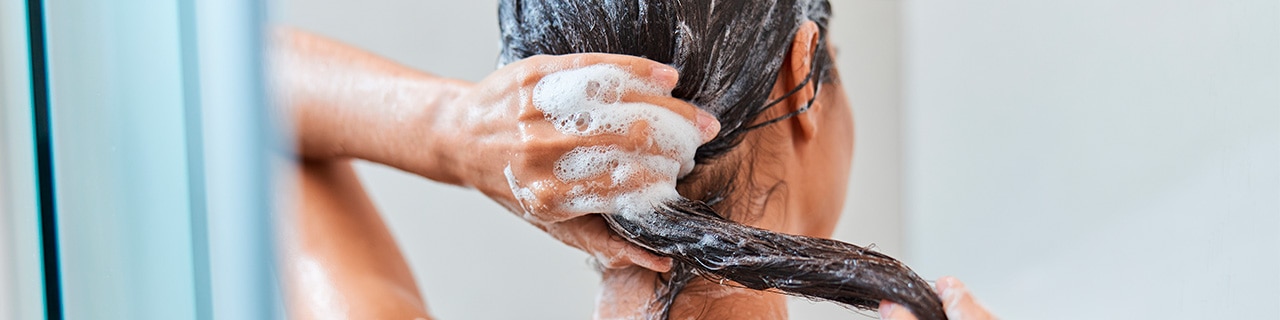 mulher lavando o cabelo