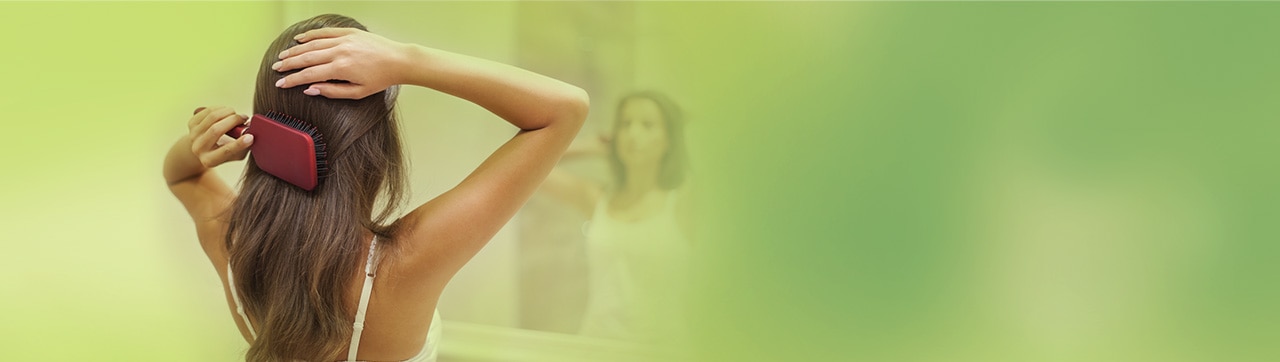 mulher penteando o cabelo para deixar mais bonito