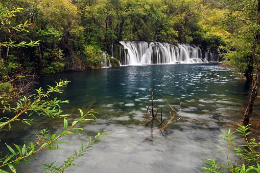 pequena cachoeira no rio em um local de retiro espiritual
