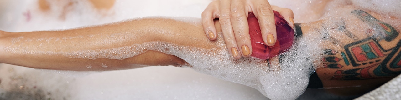 Mulher tomando um banho de banheira relaxante usando um sabonete barato de qualidade