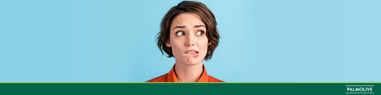 Mulher preocupada com problemas capilares